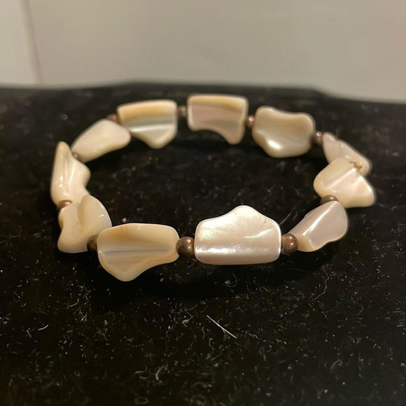 8” Mother of Pearl colored & gold bead adjustable stretch bangle bracelet - Picture 1 of 12